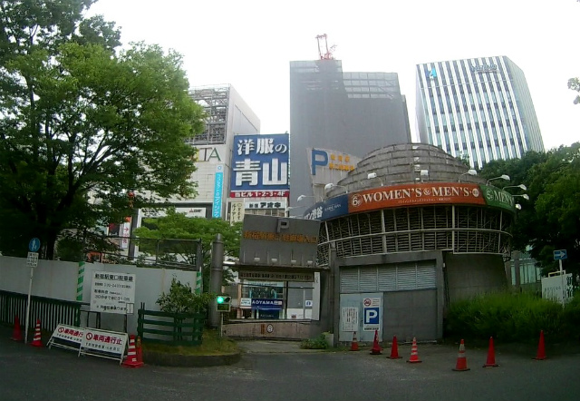 新宿駅東口駐車場の入り方　ルミネ提携で割引もあり！ミニバン・ワンボックスOKの自走式駐車場